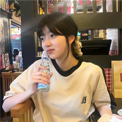 踉跄的女孩